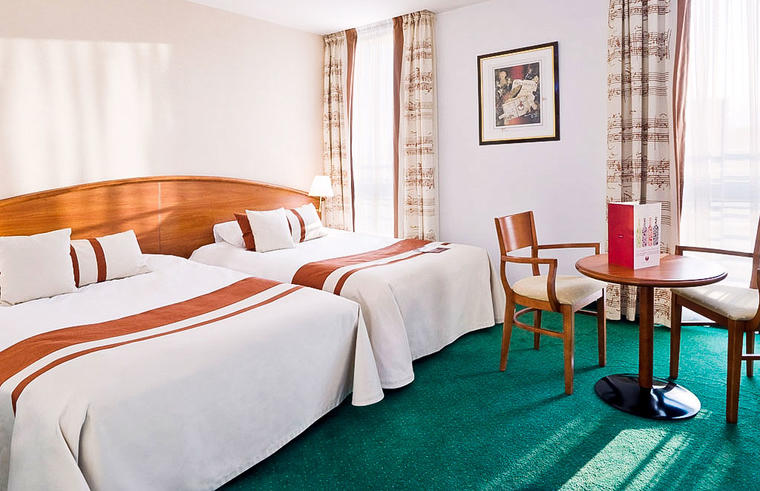Гостиничный номер с двумя двуспальными кроватями в отеле Mercure Poznan Centrum